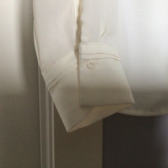 H&M ivory blouse with black lace. New condition. - Picture 3 of 4